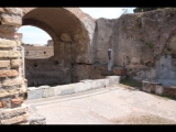 02949 ostia - regio v - insula v - terme dell'invidioso (v,v,2) - raum d - frigidarium - bli ri suedosten.jpg